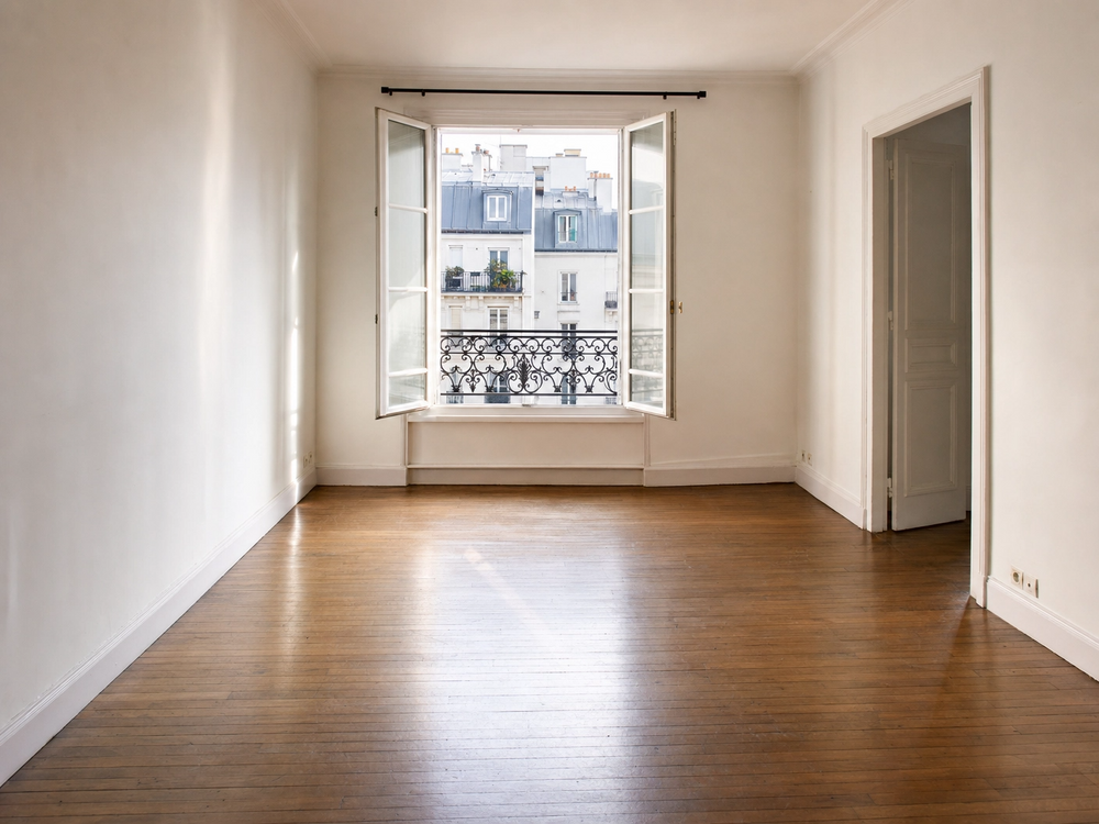 Débarras et nettoyage d'une chambre d'EHPAD après le décès d'un résident, dans le respect et la communication avec les proches pour savoir quel objet garder ou jeter
